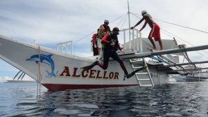 boat scuba divers Piratas Alona Dive Center